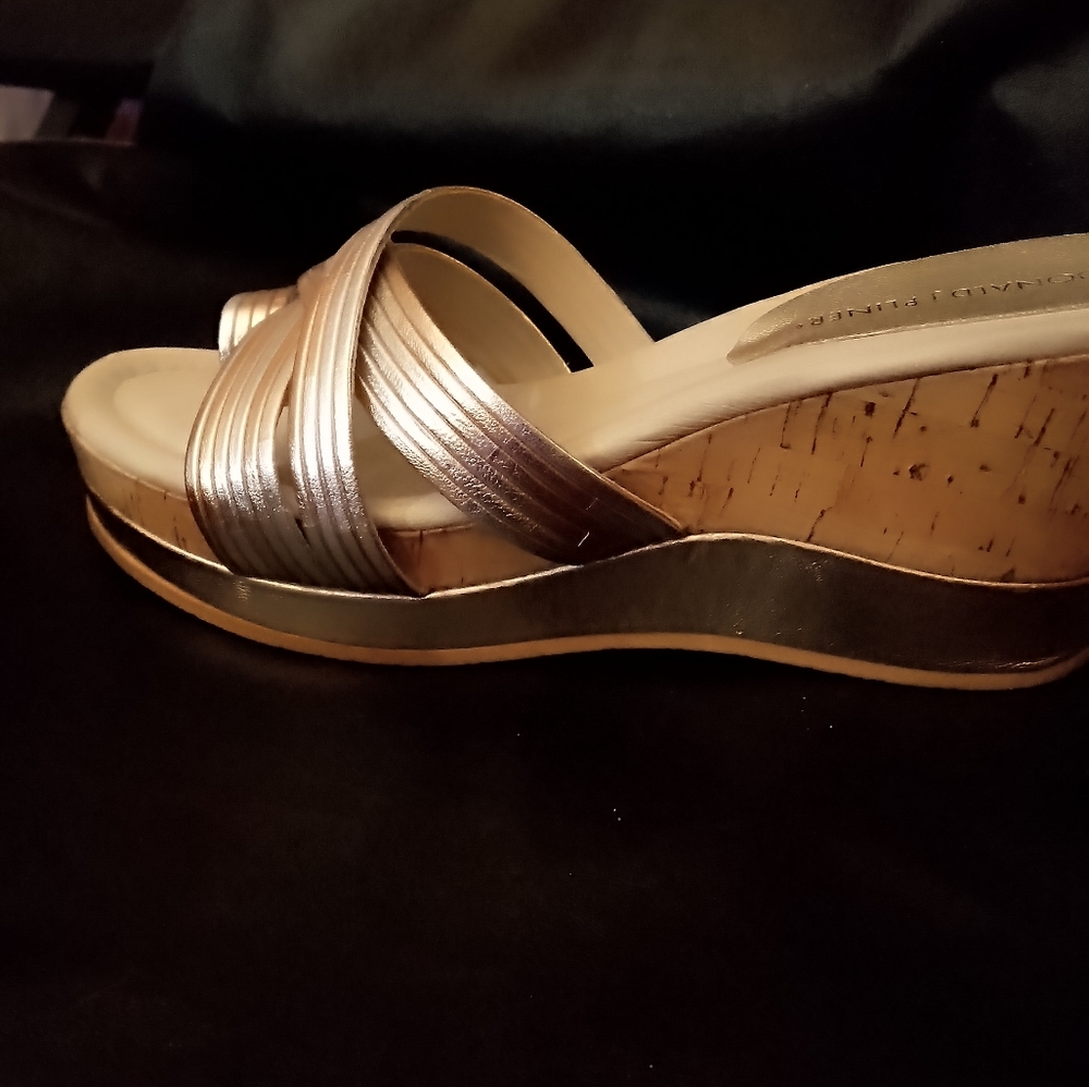 Donald j. Pliner size 8 metallic leather wedge sandals Lettie collection